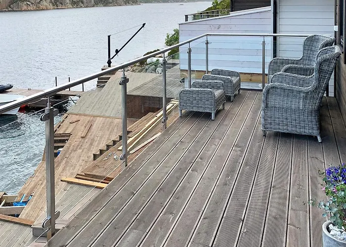 8 Person In Urangsvag *